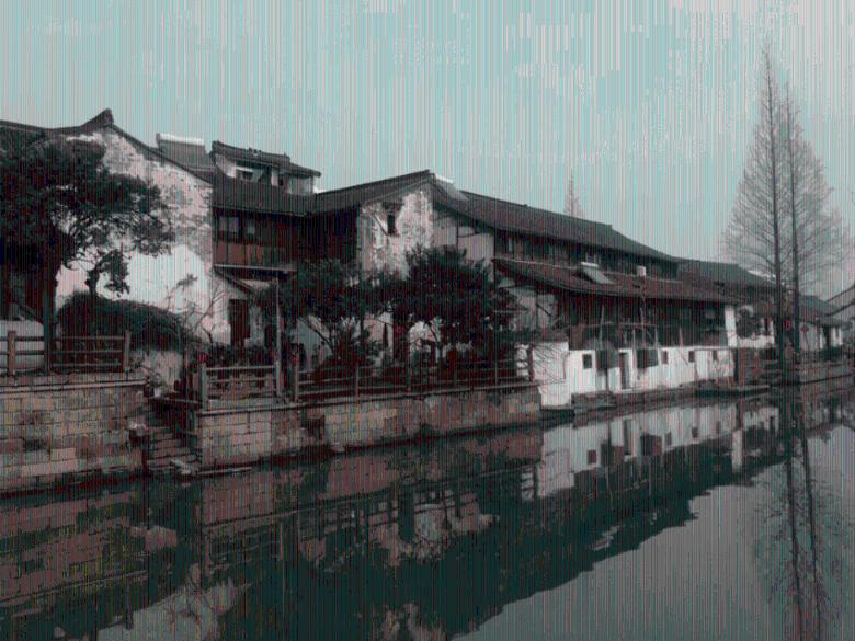 李连杰携妻女游玩，62岁的利智尽显慈祥老态，与过去判若两人
